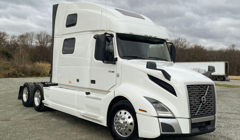 2019 VOLVO VNL860 77″ DOUBLE-BUNK SLEEPER full
