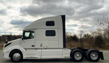 2019 VOLVO VNL860 77″ DOUBLE-BUNK SLEEPER full