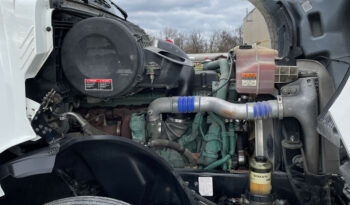 2019 VOLVO VNL860 77″ DOUBLE-BUNK SLEEPER full
