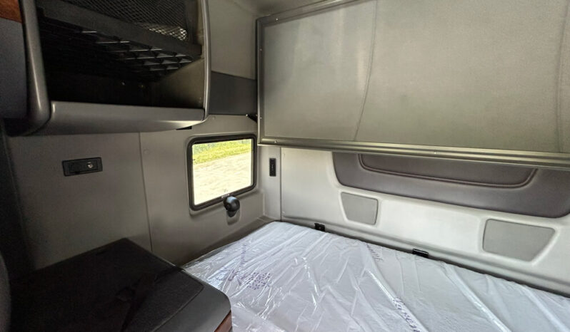 2019 INTERNATIONAL LT625 W/ 73″ HI-RISE SLEEPER full