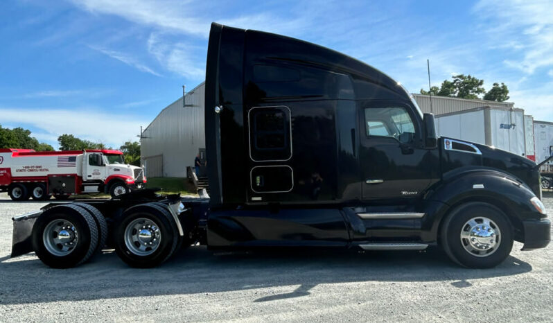 2017 KENWORTH T680 W/76″ AERODYNE SLEEPER full