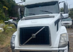 2013 VOLVO VNL860 W/72″ SLEEPER full