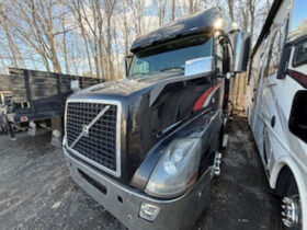 2014 VOLVO VNL780 W/72″ SLEEPER